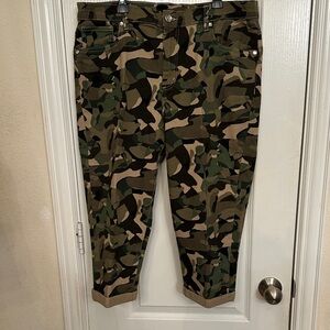 VENUS Camouflage Capris